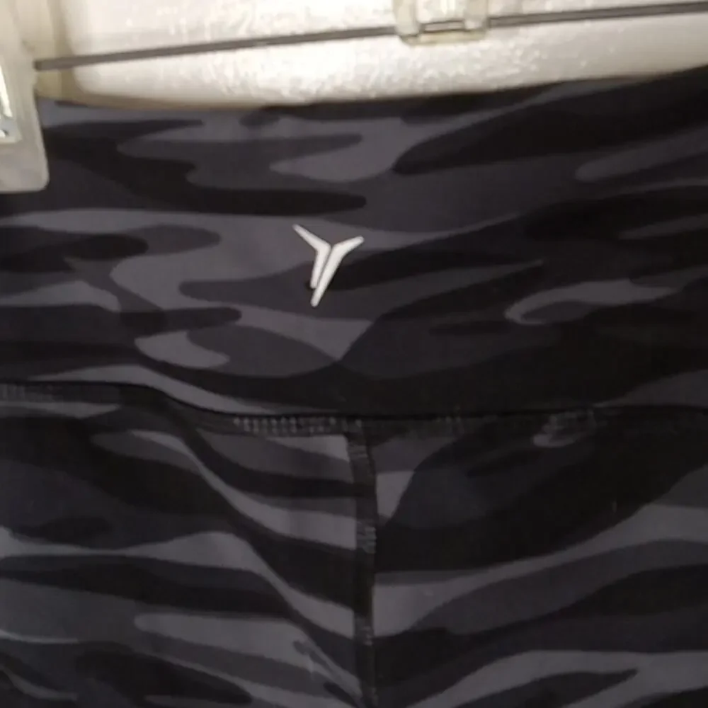 Old Navy Active Women's Medium Camo Print Leggings. Activewear Comfortable